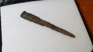 Hallan una caja con la inscripción 'Jesucristo' y un contenido inesperado en una habitación secreta de un antiguo monasterio