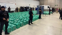 Agentes de la Policía de España vigilan más de 13 toneladas de cocaína incautadas esta semana