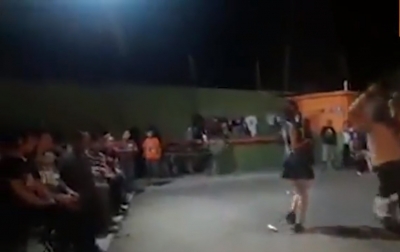 Una luchadora amateur mexicana sufrió convulsiones por la golpiza de un compañero mientras la gente pedía: "¡Sillazo, sillazo!"