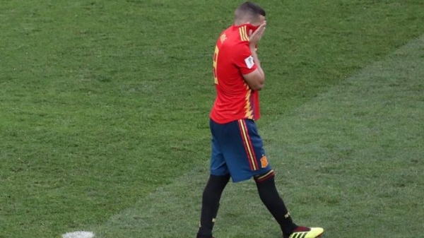 El jugador español Koke se cubre la cara con la camiseta tras fallar un penalti contra Rusia 