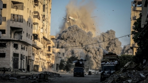 El humo se eleva tras los ataques aéreos israelíes contra un edificio en Gaza, el 28 de septiembre de 2025.