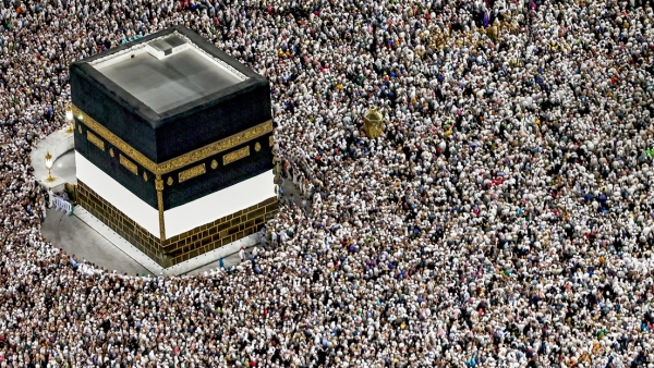 Peregrinos musulmanes se reúnen alrededor de la Kaaba, el santuario más sagrado del islam, en la Gran Mezquita de La Meca, el 16 de junio de 2024.