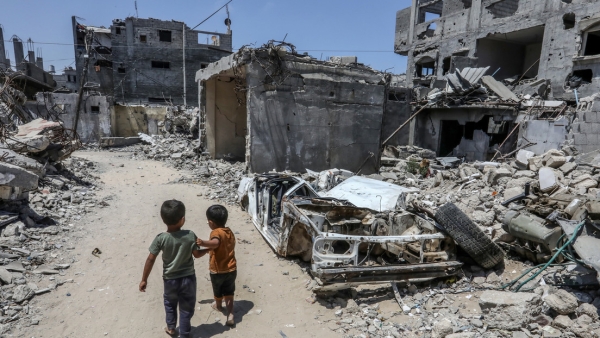 Niños palestinos en Deir Al-Balah, en la Franja de Gaza, el 2 de junio de 2024