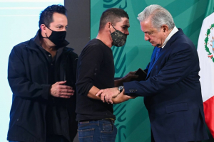 Un joven logró burlar la seguridad del Palacio Nacional y llegó hasta el presidente Andrés Manuel López Obrador durante la conferencia matutina del 1 de marzo de 2021.