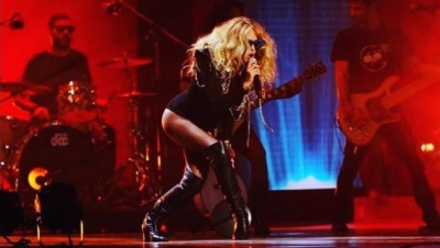 Paulina Rubio durante su actuación en los Premios Platino en Uruguay