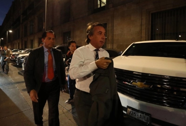 Emilio Azcárraga Jean, hasta ayer presidente del consejo de administración de Grupo Televisa, en una imagen del 12 de febrero de 2020 a su salida de una reunión con el presidente Andrés Manuel López Obrador en Palacio Nacional. El Departamento de Justicia de Estados Unidos investiga a una subsidiaria de la televisora por presuntos sobornos a la FIFA.