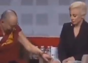 Otro vídeo del Dalai Lama alimenta la polémica: recuperan antiguas imágenes con una menor