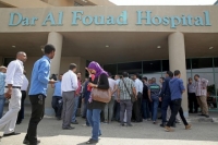 Periodistas egipcios esperan información acerca de los mexicanos afuera del hospital Dar Al Fouad en El Cairo, Egipto.