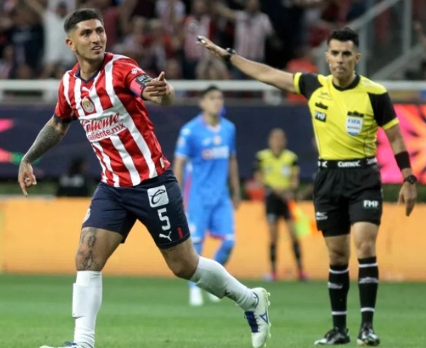 Víctor Guzmán celebra un gol contra Cruz Azul.