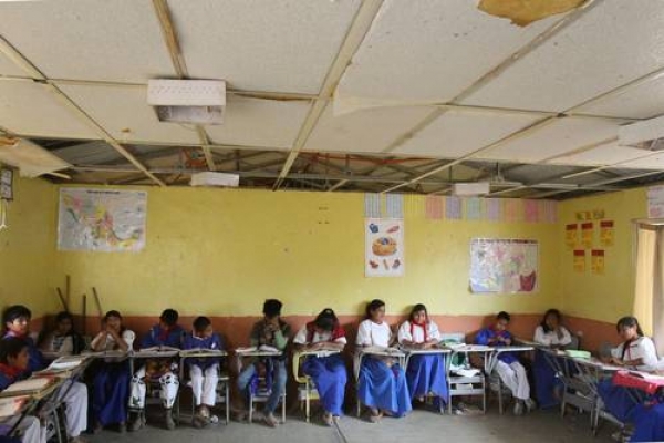 Estudiantes indígenas toman clases en una escuela en condiciones precarias del municipio de Bolaños, Jalisco. Casi un 50 por ciento falta a clases, sobre todo entre los meses de octubre y abril, periodo dedicado a la plantación, cultivo y rayado de la amapola