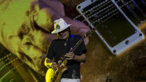 El músico mexicano tocará el himno de los Estados Unidos previo al encuentro de los Raiders, equipo del cual es fanático declarado.