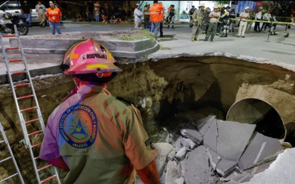El socavón ocurrió la tarde de este viernes sobre la avenida Malecón casi a su cruce con Sidón.