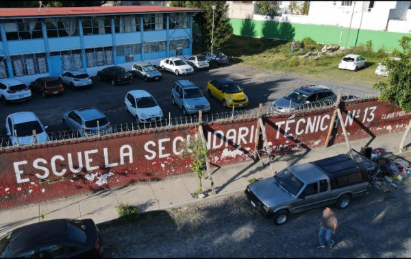 La barda perimetral que está al exterior de la escuela ubicada en en el número 401 de la calle Aldama se ha ido fracturando con el tiempo. 