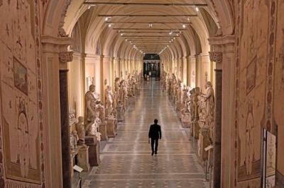 Gianni Crea camina entre las esculturas de mármol, las antigüedades romanas y los cuadros del Renacimiento horas antes de que miles de turistas inunden las mil 400 salas de los museos