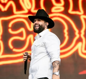 Carín León expresó su emoción por ser el primer latino en presentarse en la Sphere.