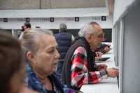 Ciudadanos acudieron al Palacio Municipal en Tijuana para pagar diversos impuestos aprovechando el mes de enero, cuando se ofrecen descuentos por puntualidad de pagos, el 3 de enero de 2018. Foto Cuartoscuro