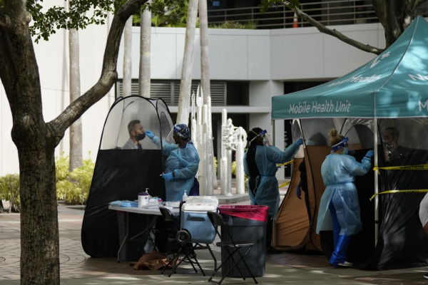 Nuevos casos de COVID-19 en EE. UU. Se disparan a los niveles más altos registrados