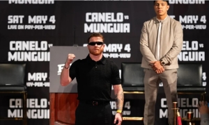 Saúl Álvarez aparece por delante de Jaime Munguía en una conferencia de prensa en Beverly Hills.