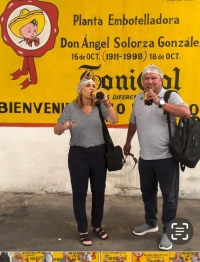 Patricia Guerrero disfruta de un tonicol en la planta embotelladora en El Rosario, Sinaloa.