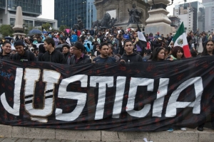 Diversas organizaciones, encabezadas por familiares de los 43 normalistas desaparecidos, marcharon el pasado 20 de noviembre del Ángel de la Independencia al Zócalo para exigir la presentación con vida de los jóvenes. Foto Cristina Rodríguez