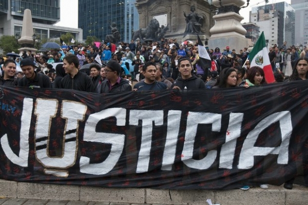 Diversas organizaciones, encabezadas por familiares de los 43 normalistas desaparecidos, marcharon el pasado 20 de noviembre del Ángel de la Independencia al Zócalo para exigir la presentación con vida de los jóvenes. Foto Cristina Rodríguez