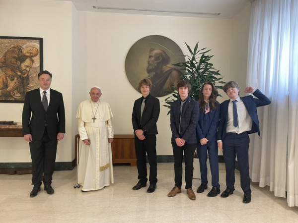 Elon Musk reaparece en Twitter tras más de una semana de ausencia y comparte una foto de su reunión con el Papa Francisco