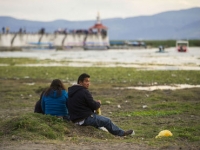 En la fotografía aparecen algunas personas consumiendo bebidas embriagantes en la zona seca del lago de Chapala.