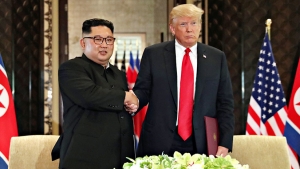 El presidente de EE.UU., Donald Trump, y el líder norcoreano, Kim Jong-un, se estrechan la mano en Singapur, el 12 de junio de 2018.