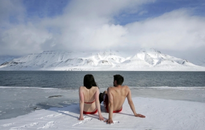 Dos activistas medioambientales, Lesley Butler y Rob Bell, toman el sol en un fiordo de Longyearbyen, en Noruega