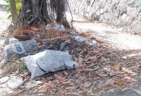 Sobre la banqueta, afuera del predio donde yacía la FEG, es común ver basura.