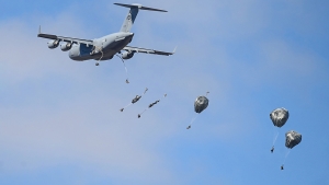 Irán advierte a Estados Unidos contra una invasión terrestre mientras las potencias regionales se reúnen en Pakistán