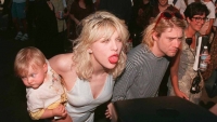 Kurt Cobain con Courtney Love y la hija de ambos, Frances, en Los Ángeles. Fue en los Video Music Awards de la MTV de septiembre de 1993. Siete meses después, el cantante se suicidaba. En vídeo, tráiler del documental 'Cobain: Montage of heck'.