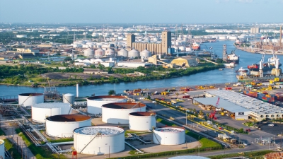 Contenedores de almacenamiento de petróleo en la refinería LyondellBasell Houston, Texas.