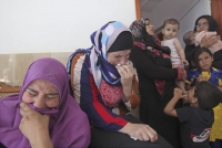 Familiares del padre y el bebé fallecido en el funeral en Duma, este sábado.