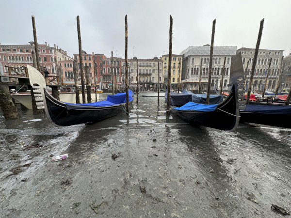 Canales de Venecia casi secos por inusuales y prolongadas mareas bajas