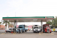 Estación de gasolinera en la lateral de Canal de Río Churubusco, a la altura de la Central de Abasto.
