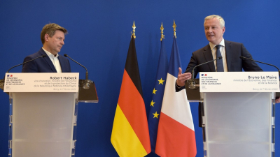 El ministro francés de Economía y Finanzas, Bruno Le Maire (derecha), junto a su homólogo alemán, Robert Habeck, en una rueda de prensa en París, el 7 de febrero de 2022.