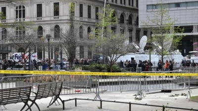 Se deja un extintor de incendios en el parque frente al Tribunal Penal de Manhattan en la ciudad de Nueva York después de que una persona se prendió fuego durante el juicio por dinero en secreto del expresidente Trump el 19 de abril.