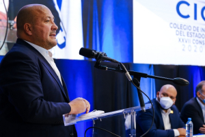 El gobernador aseguró que los gastos de su nueva gira por Estados Unidos los asumirá el gobierno del país vecino.