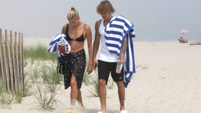 Hailey Baldwin y Justin Bieber en la playa de Nueva York.
