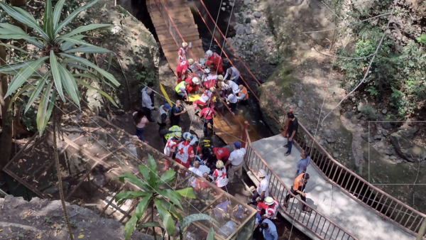 Momento del accidente en el puente peatonal del Paseo Ribereño, en el Parque Porfirio Díaz, Cuernavaca, México