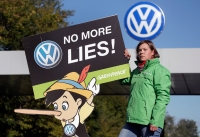 Activistas protestan contra Volkswagen en Wolfsburg, Alemania