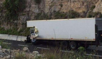 El camión que chocó contra la camioneta de pasajeros.