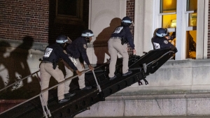 Usando un vehículo táctico, la Policía de Nueva York entra en una planta superior de un edificio tomado por manifestantes en el campus de la Universidad de Columbia en Nueva York, el 30 de abril de 2024
