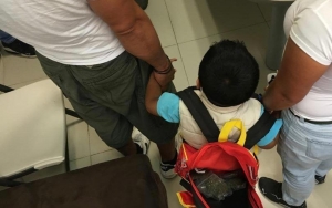 La droga era transportada en la mochila del menor.