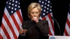 ¿Qué es esa &#039;misteriosa sustancia verde&#039; que Hillary Clinton escupe en un vaso de agua? (Video)