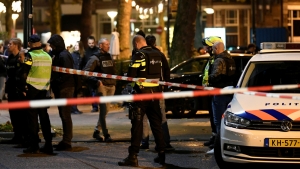 Oficiales de la Policía neerlandesa responden a un incidente ocurrido en la ciudad de Nimega, el 19 de noviembre de 2019.