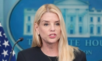 La Fiscal General Pam Bondi habla con los medios de comunicación.