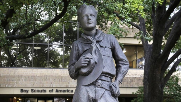 Una estatua de un miembro de los Boys Scouts en su sede de Irving, Texas. En vídeo, la decisión de la organización de declararse en bancarrota, explicada.