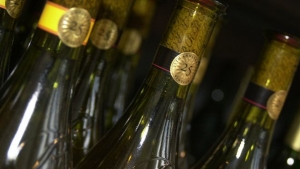 El producto de limpieza había sido guardado en una botella de vino.